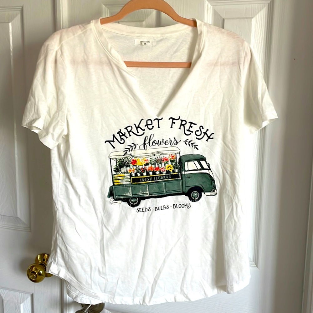 Maurices v neck graphic tee, Medium